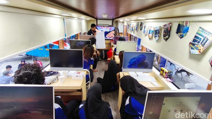 Warga Antusias Ikuti Pelatihan MTU di Velodrome Jakarta Sejumlah warga mengikuti pelatihan Mobile Training Unit (MTU) di Jakarta International Velodrome, Selasa (19/8/2025). Program ini dirancang pemerintah untuk meningkatkan keterampilan warga secara langsung.