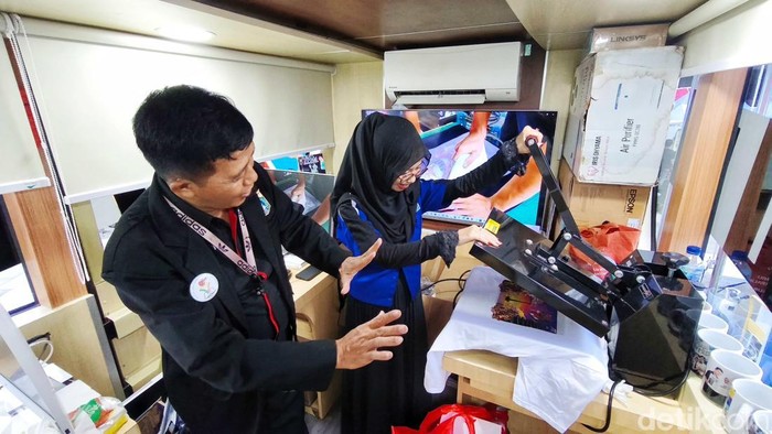 Sejumlah warga mengikuti pelatihan Mobile Training Unit (MTU) di Jakarta International Velodrome, Selasa (19/8/2025). Program ini dirancang pemerintah untuk meningkatkan keterampilan warga secara langsung.
