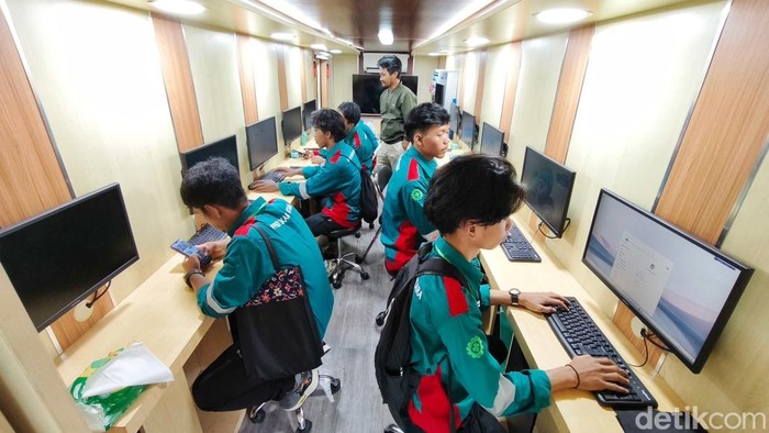 Warga Antusias Ikuti Pelatihan MTU di Velodrome Jakarta Sejumlah warga mengikuti pelatihan Mobile Training Unit (MTU) di Jakarta International Velodrome, Selasa (19/8/2025). Program ini dirancang pemerintah untuk meningkatkan keterampilan warga secara langsung.