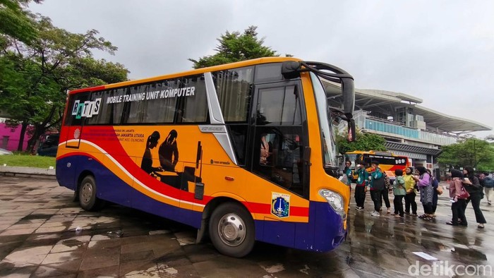 Sejumlah warga mengikuti pelatihan Mobile Training Unit (MTU) di Jakarta International Velodrome, Selasa (19/8/2025). Program ini dirancang pemerintah untuk meningkatkan keterampilan warga secara langsung.
