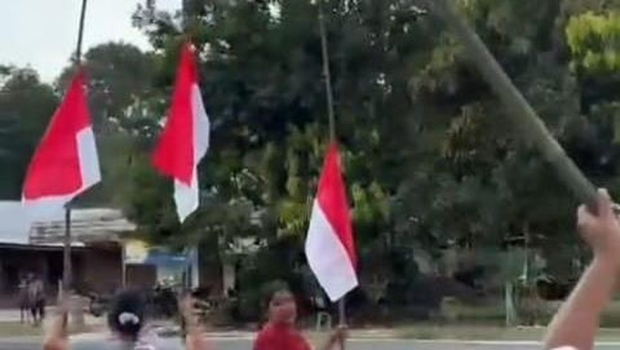 Warga Desa Tempayung pasang bendera setengah tiang sebagai bentuk protes kades mereka dipenjara.