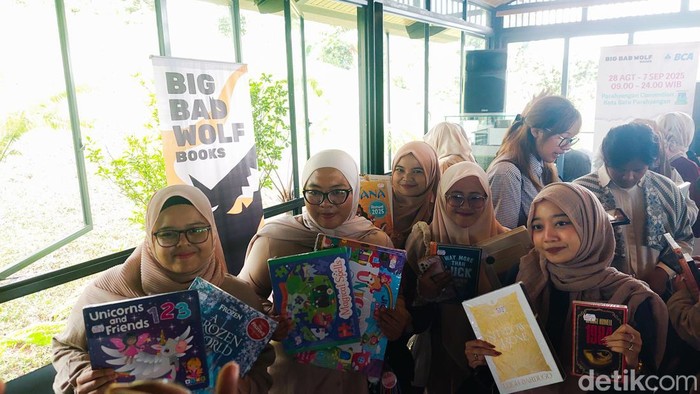 Warga mendapatkan buku gratis saat launching kegiatan Big Bad Wolf Books
