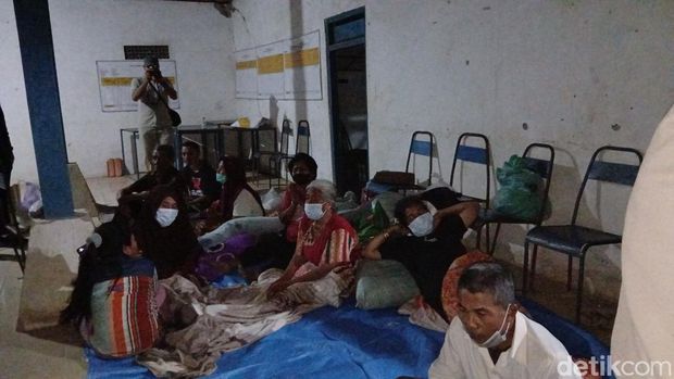 Warga terdampak kebakaran sumur minyak di Blora berada di tempat pengungsian, Selasa (19/8/2025).