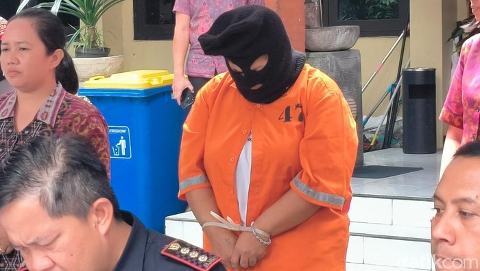 WN Peru berinisial NSBC selundupkan kokain dan ekstasi ke Bali saat rilis pers di Mapolda Bali, Selasa (19/8/2025). (Aryo Mahendro/detikBali)