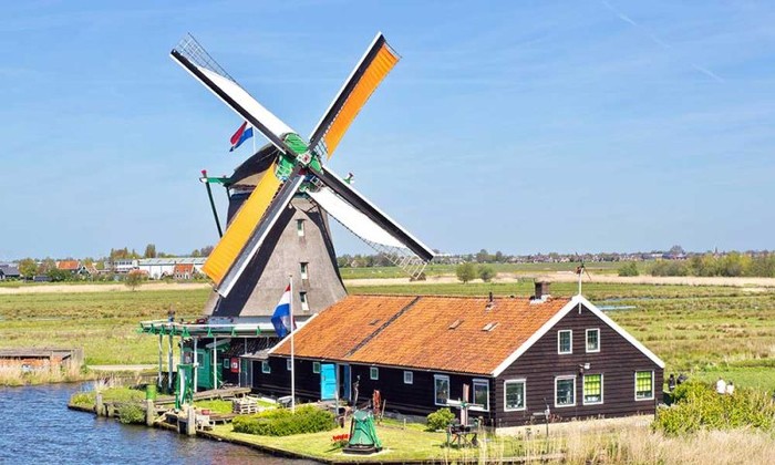 Zaanse Schans di Belanda yang terkenal dengan kincir angin raksasa dan rumah tradisionalnya