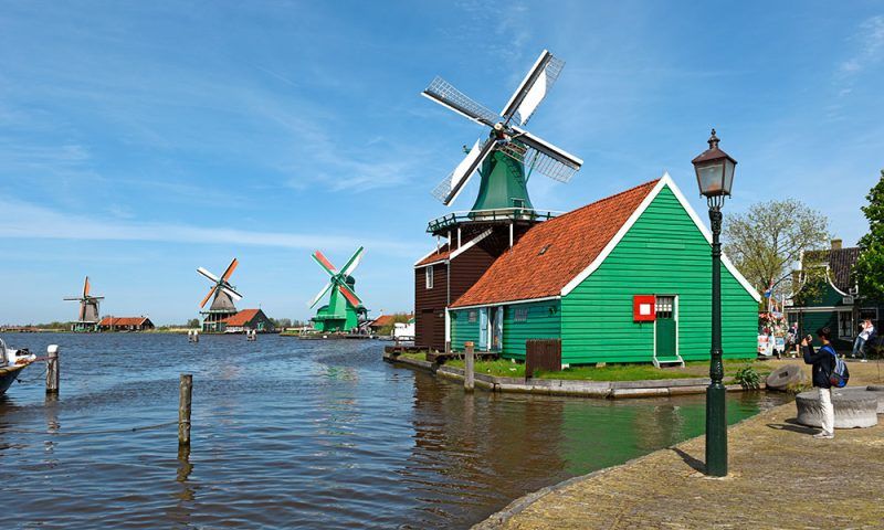 Zaanse Schans di Belanda yang terkenal dengan kincir angin raksasa dan rumah tradisionalnya