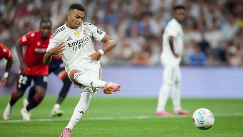 MADRID, SPAIN - AUGUST 19: Kylian Mbappe of Real Madrid CF takes a penalty kick during the LaLiga EA Sports match between Real Madrid CF and CA Osasuna at Estadio Santiago Bernabeu on August 19, 2025 in Madrid, Spain. (Photo by Ion Alcoba Beitia/Getty Images)