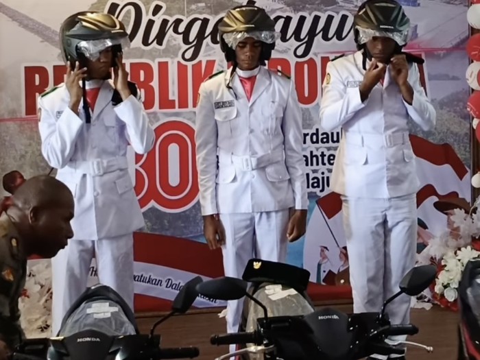 3 Paskibraka Papua Barat Daya yang viral saling tolong dapat motor