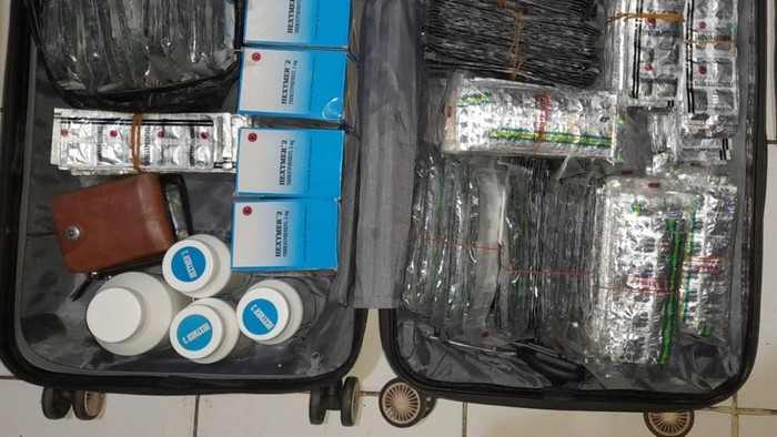 Polisi menangkap tiga pria RK (33), SPU (21), dan FY (22) karena kedapatan menjual obat-obatan keras atau daftar G. Mereka sengaja menyewa kamar kontrakan di wilayah Ciputat Timur, Kota Tangerang Selatan, untuk dijadikan bunker penyimpanan obat-obatan tersebut.