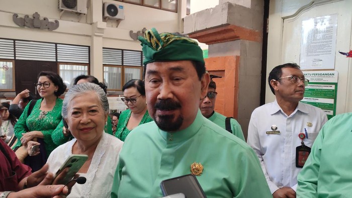 AA Gde Agung didampingi istrinya, Jero Nyoman Ratna, saat ditemui awak media seusai persidangan perubahan nama di Ruang Tirta PN Denpasar, Rabu (20/8/2025). (Firizqi Irwan/detikBali)