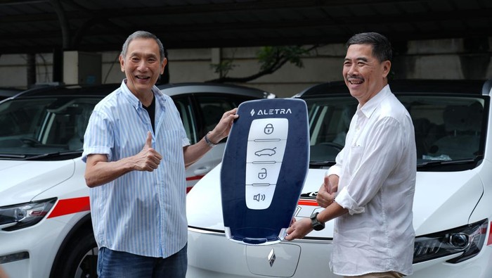 Aletra resmi serahkan unit L8 EV kepada bos jalan tol Jusuf Hamka