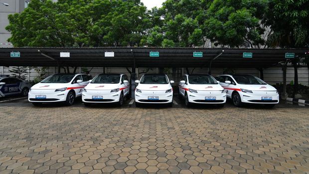 Aletra resmi serahkan unit L8 EV kepada bos jalan tol Jusuf Hamka