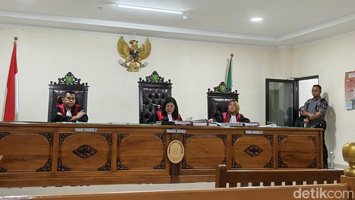 Annar Sampetoding tidak hadir dalam sidang tuntutan di PN Sungguminasa, Gowa.