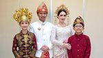 Arumi Bachsin dan Keluarga Girang Dapat Kambing Etawa, Menang Baju Adat Terbaik