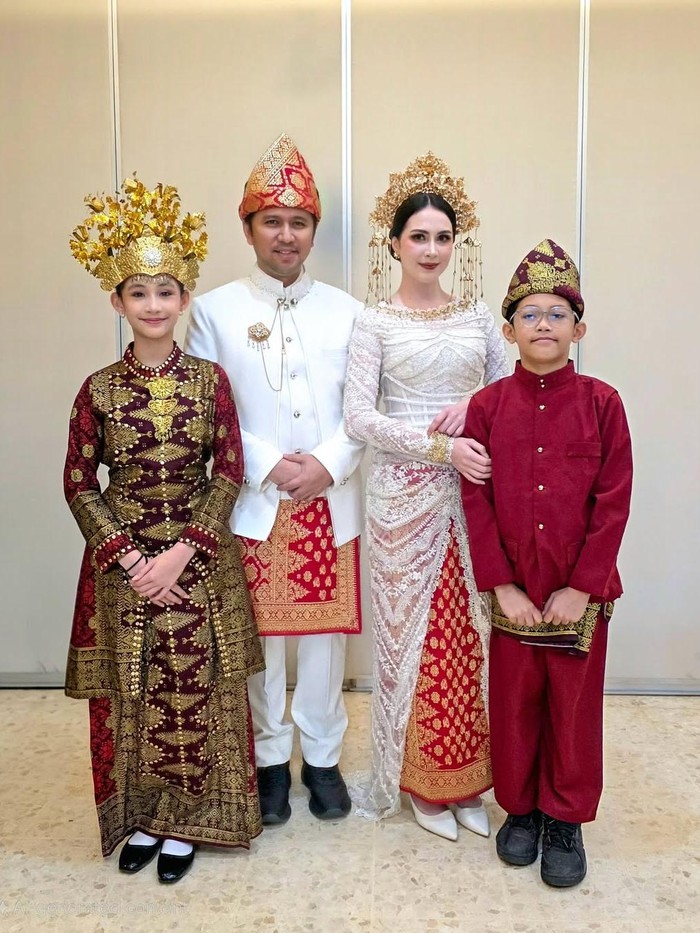Arumi Bachsin Arumi Bachsin dan keluarga pakai baju adat Palembang di Upacara HUT ke-80 RI di Gedung Negara Grahadi, Surabaya. Jawa Timur, 17 Agustus 2025.