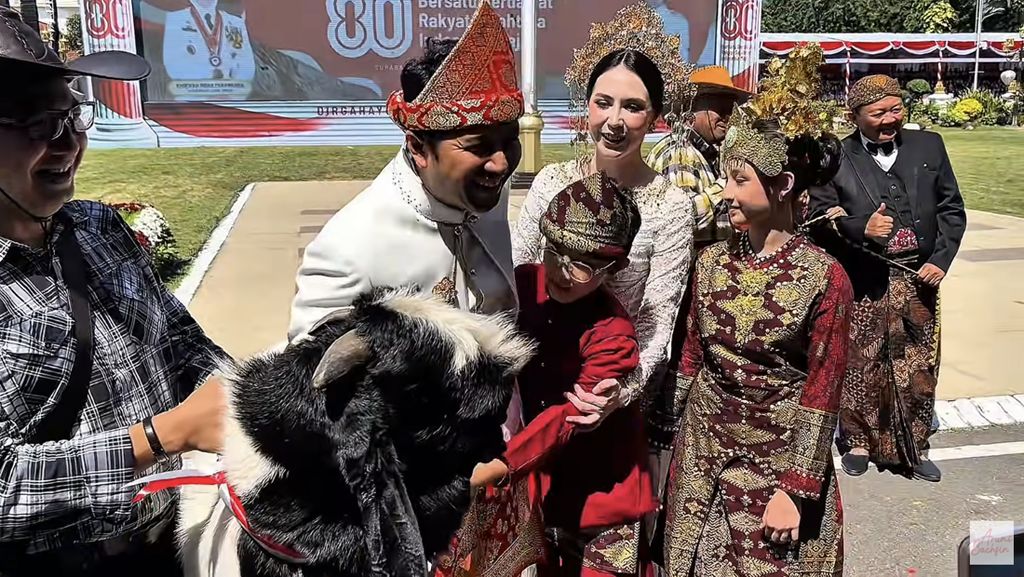 Arumi Bachsin dan Keluarga Girang Dapat Kambing Etawa, Menang Baju Adat Terbaik