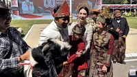 Gak sia-sia Arumi Bachsin make up sejak pukul 4 pagi, pulang upacara dapat hadiah kambing etawa. Foto: Channel YouTube Arumi Bachsin