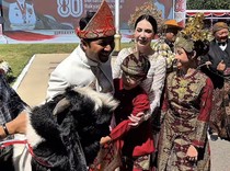 Arumi Bachsin dan Keluarga Girang Dapat Kambing Etawa, Menang Baju Adat Terbaik