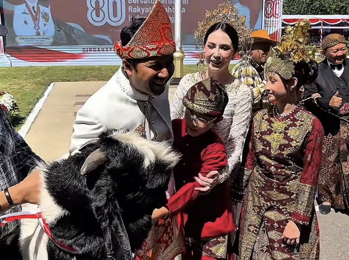 Arumi Bachsin dan keluarga pakai baju adat Palembang di Upacara HUT ke-80 RI di Gedung Negara Grahadi, Surabaya. Jawa Timur, 17 Agustus 2025.