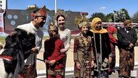 Mereka mendapatkan hadiah kambing etawa. Ini momen Emil Dardak dan keluarga foto bareng Gubernur Jawa Timur Khofifah Indar Parawansa. Foto: Channel YouTube Arumi Bachsin