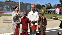 Setelah upacara diumumkan soal pemenang baju adat terbaik. Ternyata Emil Dardak dan keluarga menjadi salah satunya. Arumi Bachsin dan putranya, Keinan, girang banget. Foto: Channel YouTube Arumi Bachsin
