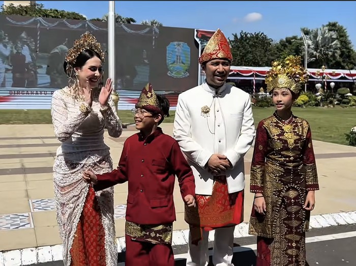 Arumi Bachsin dan keluarga pakai baju adat Palembang di Upacara HUT ke-80 RI di Gedung Negara Grahadi, Surabaya. Jawa Timur, 17 Agustus 2025.