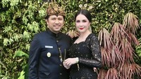 Arumi Bachsin menikah dengan Emil Dardak yang kini menjadi Wakil Gubernur Jawa Timur. Bergabung dengan pemerintahan, membuatnya kerap menemani sang suami dalam berbagai tugas negara. Foto: Instagram/@arumibachsin_94