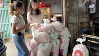 Keduanya melihat langsung proses membuat kerupuk. Mulai dari bahan baku mentah hingga kerupuk yang sudah dijemur. Foto: Instagram/@arumibachsin_94