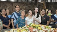 Setelah puas berkunjung, Arumi dan Anaknya tak lupa mengabadikan foto bersama. Seluruh pengrajin kerupuk yang terlibat diajak berkumpul dan berfoto bersama. Foto: Instagram/@arumibachsin_94