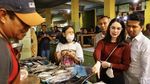 Arumi Bachsin Blusukan ke Pabrik Kerupuk hingga Pasar, Ini Momennya!
