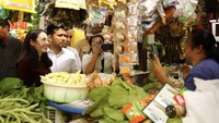 Arumi menyambangi penjual ikan hingga pedagang sayuran. Arumi menyapa lembut dan menanyakan kondisi pasar kepada setiap penjual. Foto: Instagram/@arumibachsin_94