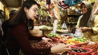 Ajang blusukan juga menjadi kesempatannya untuk memborong bahan makanan. Ia mengaku belanja langsung di pasar tradisional merupakan bagian dari tugasnya menjadi ibu rumah tangga. Foto: Instagram/@arumibachsin_94