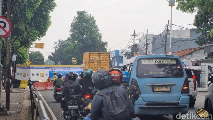 Arus lalu lintas dari Ciputat menuju Lebak Bulus, Jakarta Selatan kembali mengalami kemacetan pagi ini gara-gara proyek galian pipa air. (Taufiq S/detikcom)