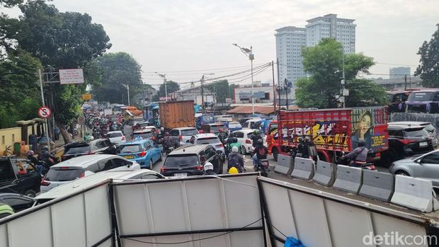 Arus lalu lintas dari Ciputat menuju Lebak Bulus, Jakarta Selatan kembali mengalami kemacetan pagi ini gara-gara proyek galian pipa air. (Taufiq S/detikcom)