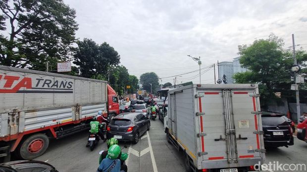 Arus lalu lintas dari Ciputat menuju Lebak Bulus, Jakarta Selatan kembali mengalami kemacetan pagi ini gara-gara proyek galian pipa air. (Taufiq S/detikcom)