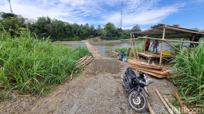 Bangunan semi permanen di ujung jembatan apung, tepatnya sisi barat sebagai tempat penjagaan dan pembayaran tarif sekali melintas, Rabu (20/8/2025).