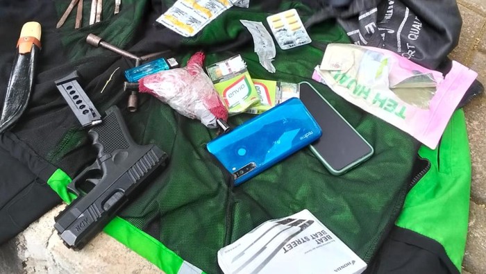 Barang bukti yang diamankan polisi dari maling bersenpi (dok. Istimewa)