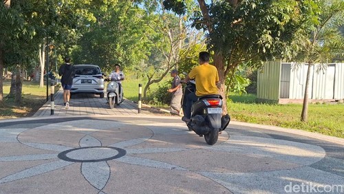 Beberapa kendaraan masuk ke area jogging track di RTH Pagutan, Kota Mataram, Sabtu (16/8/2025). (Nathea Citra/detikBali)