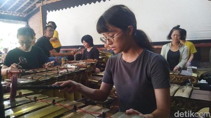 Seniman asal Osaka Jepang menabuh gamelan di sanggar seni di Desa Mlese, Kecamatan Gantiwarno, Klaten.