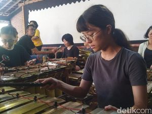 Melihat Luwesnya Grup Seni Margasari Asal Jepang Menabuh Gamelan di Klaten