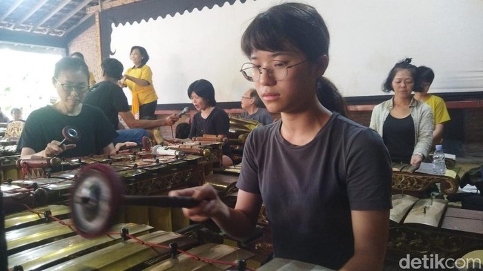 Seniman asal Osaka Jepang menabuh gamelan di sanggar seni di Desa Mlese, Kecamatan Gantiwarno, Klaten.