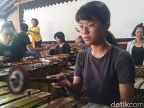 Perhatikan Pemain Gamelan Ini, Mereka Bukan Orang Jawa, tapi Asli Jepang