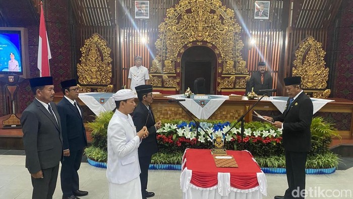 Bupati Karangasem I Gusti Putu Parwata saat melakukan pengambilan sumpah janji kepada pejabat pimpinan tinggi pratama di Lingkungan Pemkab Karangasem, Rabu (20/8/2205. (I Wayan Selamat Juniasa)