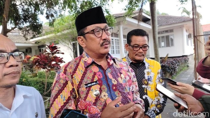Bupati Sukabumi Asep Japar