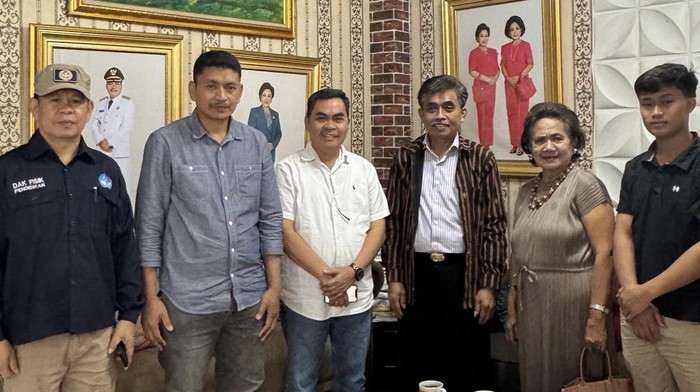 Bupati Tana Toraja Zadrak (kemeja putih polos) memediasi kisruh dugaan perusakan di SMP PGRI Marinding.
