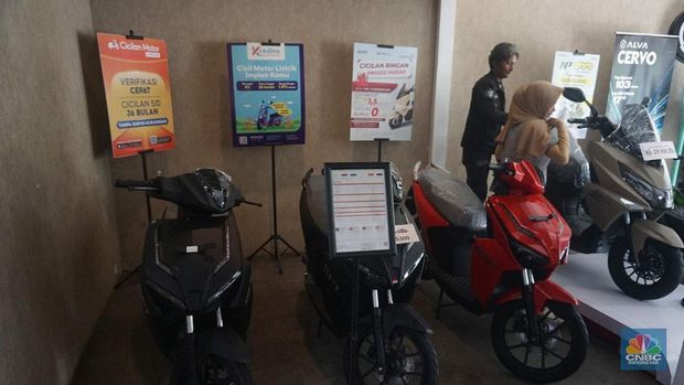 Calon pembeli melihat motor listrik yang dijual di Showroom Bintaro EV, Tangerang Selatan, Rabu (20/8/2025). (CNBC Indonesia/Muhammad Sabki)