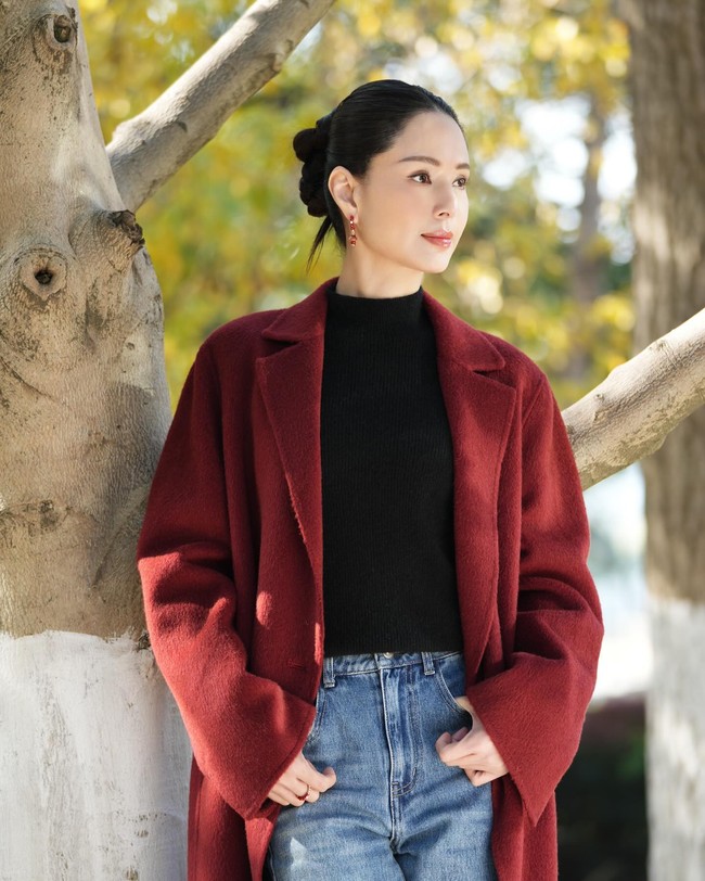 Sebelumnya Carman Lee mengakui bahwa ia pernah tentang penampilan ketika menginjak usia 30. Tapi pandangannya akan penuaan berubah setelah melewati usia 50. Sekarang di usia 59, aku merasa lebih memahami hidup, mengenal diri sendiri lebih jelas, dan merasa lebih tenang dari sebelumnya, ujar wanita yang populer di era 90an tersebut. Foto: Instagram Carman Lee