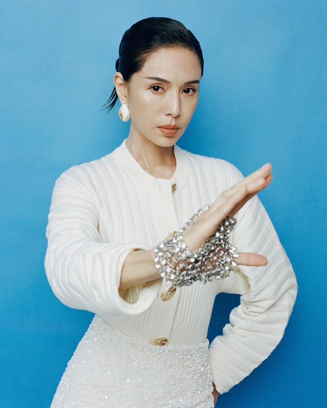 Kisah tersebut langsung menarik perhatian di media sosial selagi para penggemar memujinya penampilan fisiknya yang memang terlihat puluhan tahun lebih muda dari usia sebenarnya. Banyak yang memperkirakan ia tampak baru berusia 35-40 tahun. Foto: Instagram @carmanlee0816