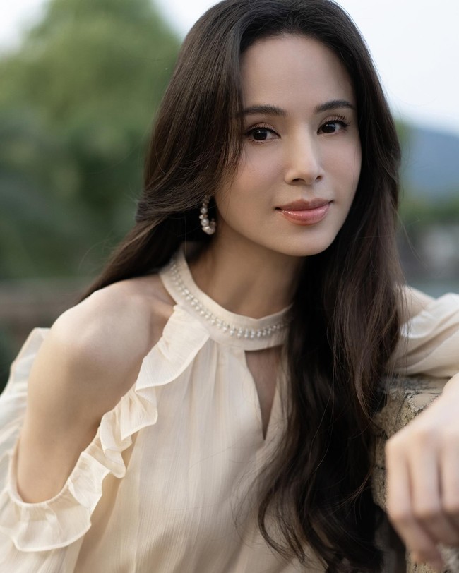 Carman Lee baru-baru ini mengungkapkan bahwa ia pernah ditanya-tanya petugas bea cukai di bandara Thailand. Pemain The Condor Heroes tersebut sempat dikira menggunakan paspor palsu. Bukan karena aktivitas mencurigakan tapi Carman dinilai terlihat jauh lebih muda dari usia yang tertera di dokumennya. Foto: Instagram @carmanlee0816