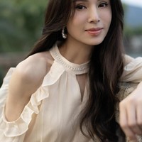 Carman Lee baru-baru ini mengungkapkan bahwa ia pernah ditanya-tanya petugas bea cukai di bandara Thailand. Pemain The Condor Heroes tersebut sempat dikira menggunakan paspor palsu. Bukan karena aktivitas mencurigakan tapi Carman dinilai terlihat jauh lebih muda dari usia yang tertera di dokumennya. Foto: Instagram @carmanlee0816